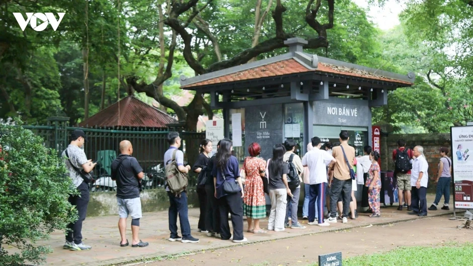 Mang hộp bút, thước kẻ, bóng đèn vượt đường xa đến Văn Miếu xin "vía" đỗ lớp 10