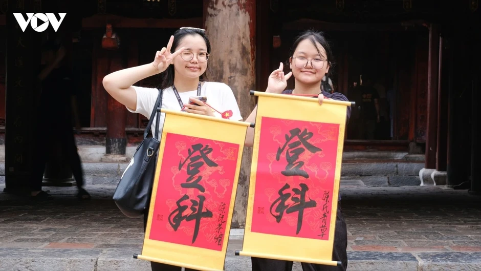 Mang hộp bút, thước kẻ, bóng đèn vượt đường xa đến Văn Miếu xin "vía" đỗ lớp 10