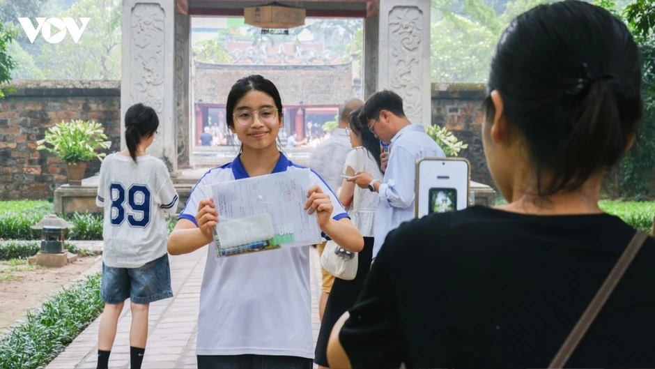 Mang hộp bút, thước kẻ, bóng đèn vượt đường xa đến Văn Miếu xin "vía" đỗ lớp 10