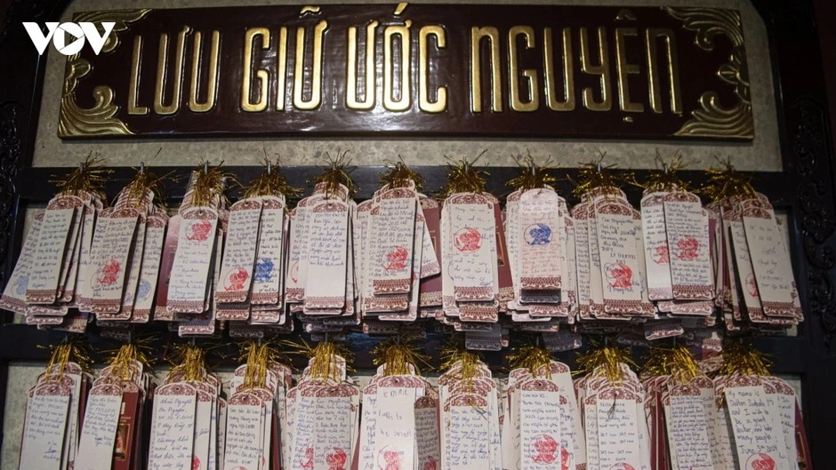 Mang hộp bút, thước kẻ, bóng đèn vượt đường xa đến Văn Miếu xin "vía" đỗ lớp 10