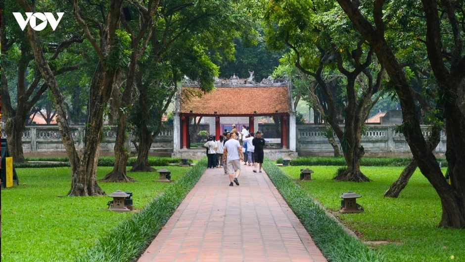 Mang hộp bút, thước kẻ, bóng đèn vượt đường xa đến Văn Miếu xin "vía" đỗ lớp 10