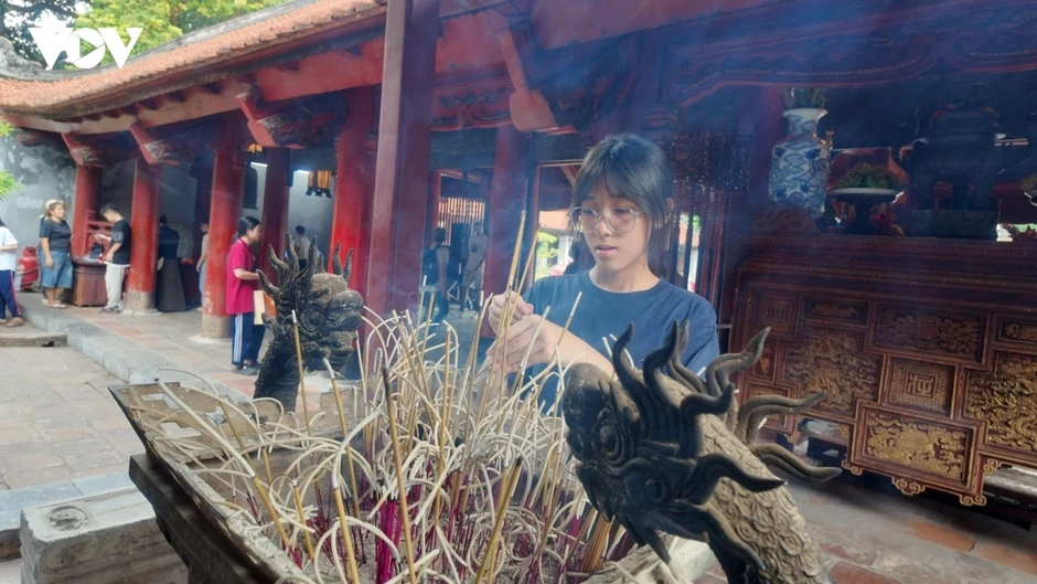 Mang hộp bút, thước kẻ, bóng đèn vượt đường xa đến Văn Miếu xin "vía" đỗ lớp 10