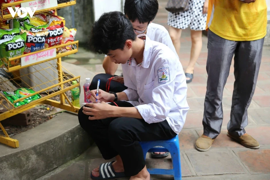 Mang hộp bút, thước kẻ, bóng đèn vượt đường xa đến Văn Miếu xin "vía" đỗ lớp 10