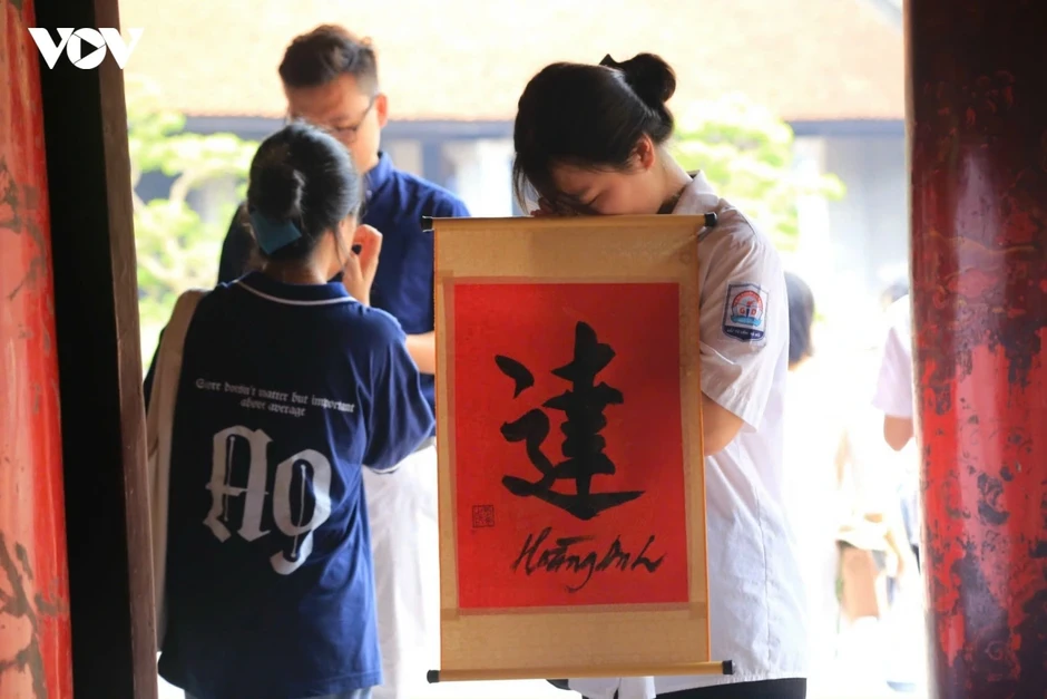 Mang hộp bút, thước kẻ, bóng đèn vượt đường xa đến Văn Miếu xin "vía" đỗ lớp 10