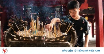 Mang hộp bút, thước kẻ, bóng đèn vượt đường xa đến Văn Miếu xin "vía" đỗ lớp 10
