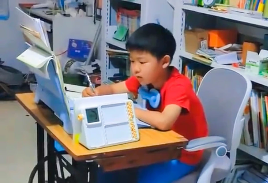 Mẹ cho con trai vừa học, vừa đạp máy may để rèn sự tập trung Mẹ cho con trai vừa học, vừa đạp máy may để rèn sự tập trung