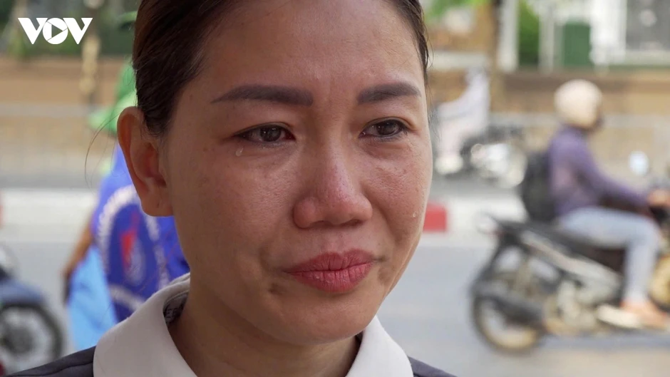 Mẹ chống nạng đến điểm thi động viên con trong kỳ thi "chọi khủng" vào chuyên Sở Mẹ chống nạng đến điểm thi động viên con trong kỳ thi "chọi khủng" vào chuyên Sở