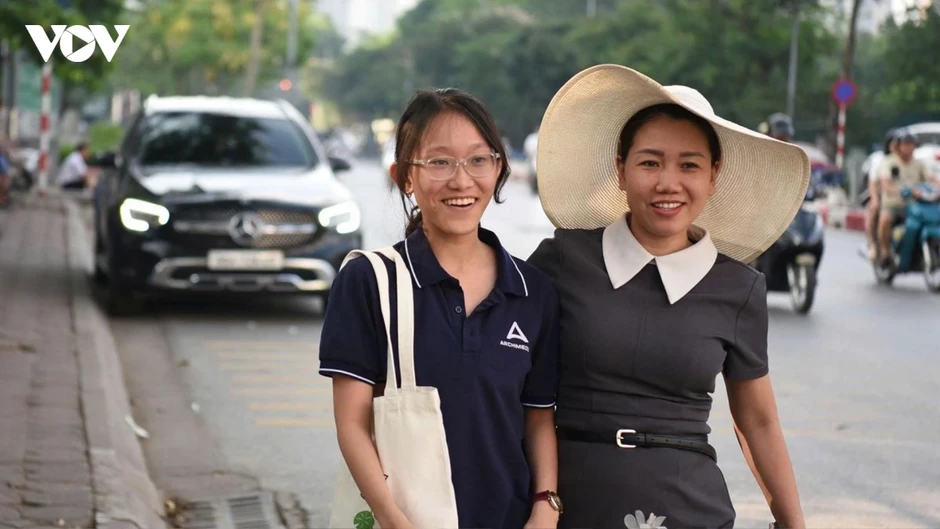 Mẹ chống nạng đến điểm thi động viên con trong kỳ thi "chọi khủng" vào chuyên Sở Mẹ chống nạng đến điểm thi động viên con trong kỳ thi "chọi khủng" vào chuyên Sở