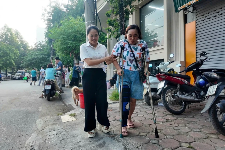 Mẹ chống nạng đến điểm thi động viên con trong kỳ thi "chọi khủng" vào chuyên Sở Mẹ chống nạng đến điểm thi động viên con trong kỳ thi "chọi khủng" vào chuyên Sở