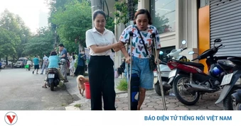 Mẹ chống nạng đến điểm thi động viên con trong kỳ thi "chọi khủng" vào chuyên Sở