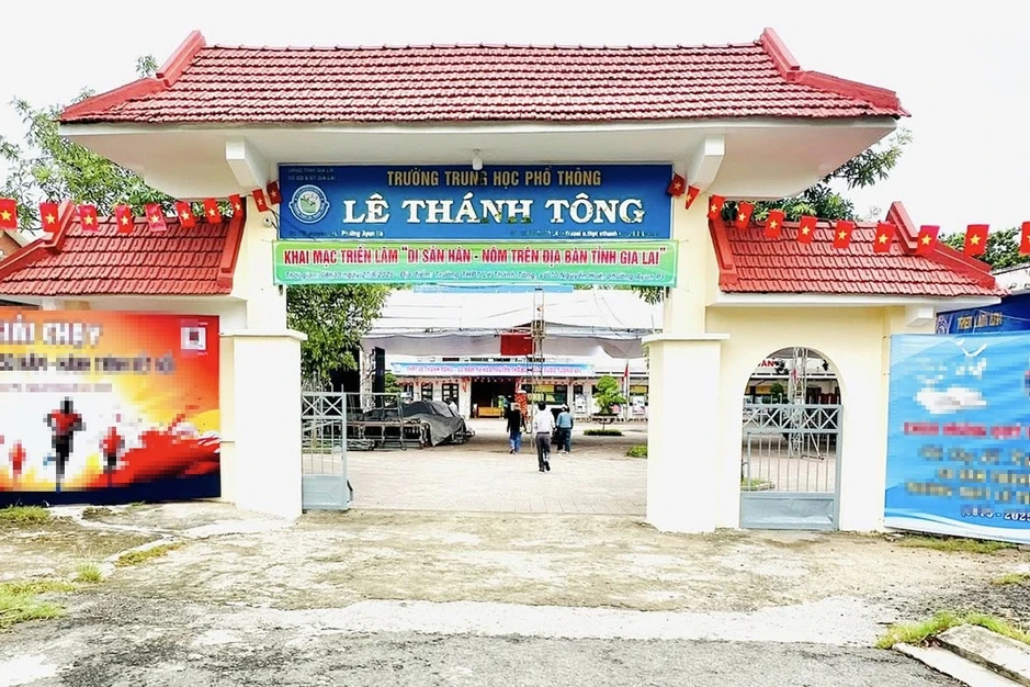 Mẹ đến trường bất ngờ "tác động vật lý" khiến con gái chảy máu miệng Mẹ đến trường bất ngờ "tác động vật lý" khiến con gái chảy máu miệng