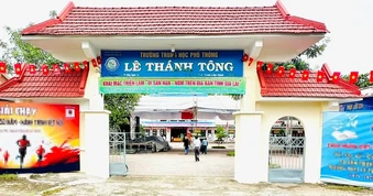 Mẹ đến trường bất ngờ "tác động vật lý" khiến con gái chảy máu miệng