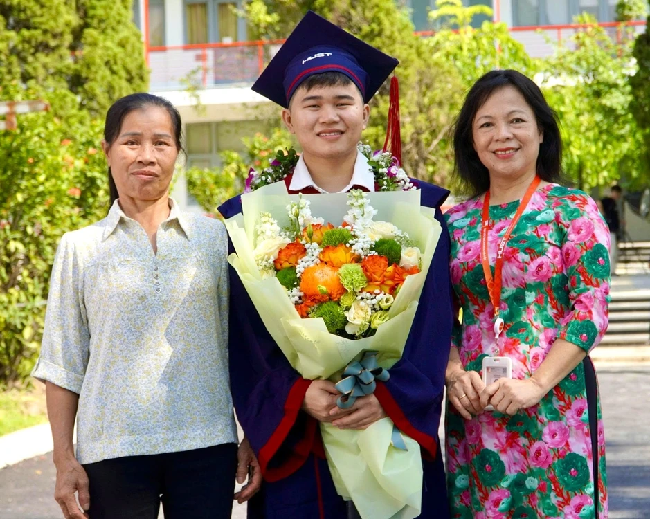 Mẹ đơn thân làm rẫy, nuôi con tốt nghiệp thủ khoa Bách khoa Hà Nội Mẹ đơn thân làm rẫy, nuôi con tốt nghiệp thủ khoa Bách khoa Hà Nội