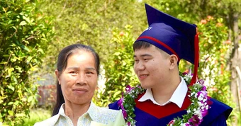 Mẹ đơn thân làm rẫy, nuôi con tốt nghiệp thủ khoa Bách khoa Hà Nội