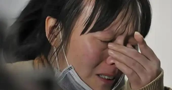 Mẹ không nói lời nào, lén rút sạch 1,4 tỷ tiền tiết kiệm của con cả để mua nhà cho con út, cái kết vài năm sau quá cay đắng!