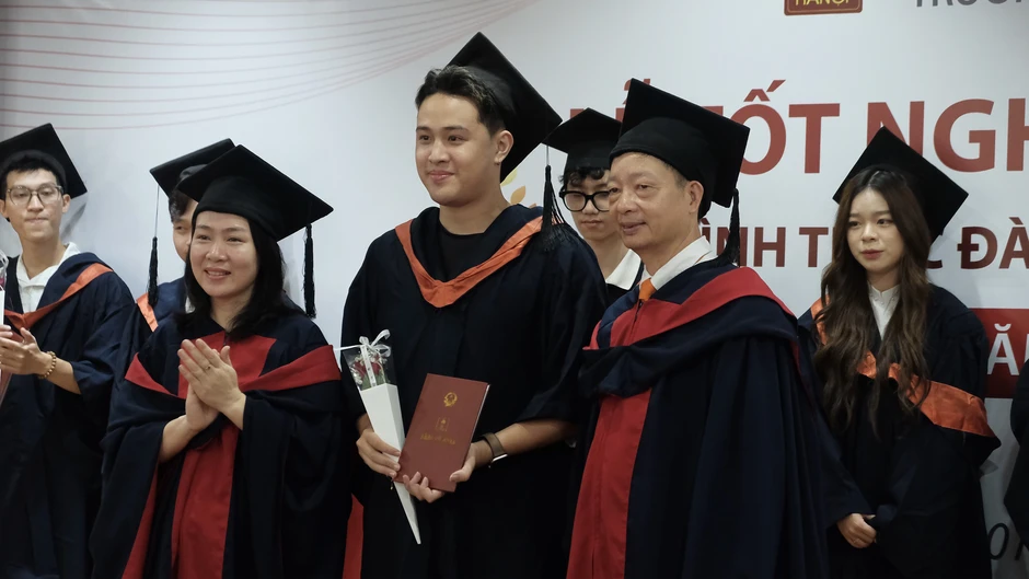 Mẹ phản đối kịch liệt, nam sinh vẫn quyết đi du học và cái kết bất ngờ Mẹ phản đối kịch liệt, nam sinh vẫn quyết đi du học và cái kết bất ngờ
