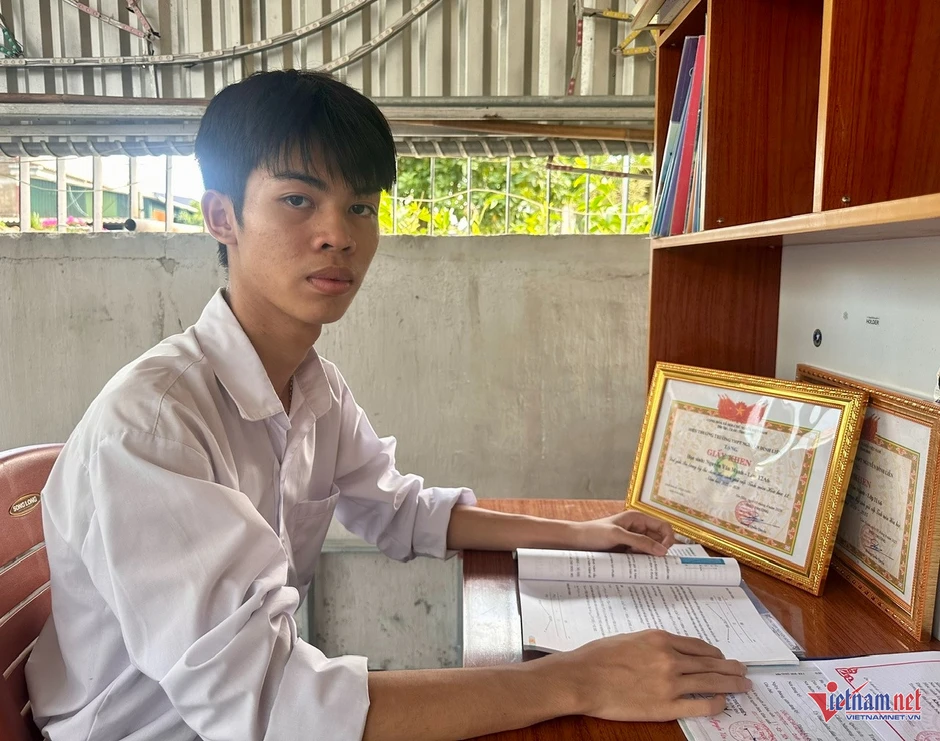 Mồ côi mẹ, bố mất tích, nam sinh Hà Tĩnh đạt 27 điểm lo chi phí vào đại học Mồ côi mẹ, bố mất tích, nam sinh Hà Tĩnh đạt 27 điểm lo chi phí vào đại học