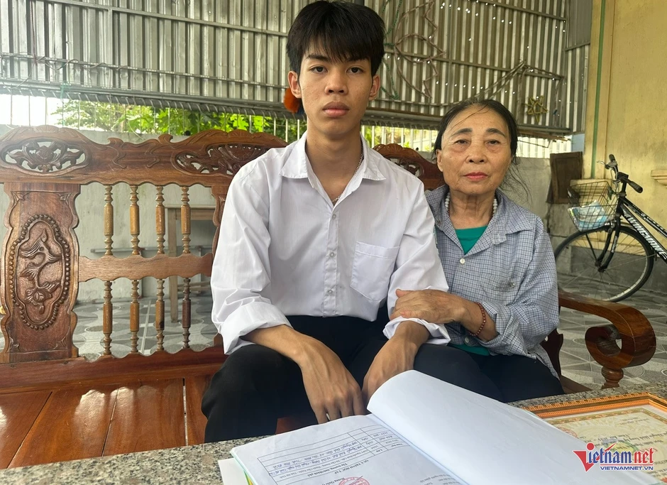Mồ côi mẹ, bố mất tích, nam sinh Hà Tĩnh đạt 27 điểm lo chi phí vào đại học Mồ côi mẹ, bố mất tích, nam sinh Hà Tĩnh đạt 27 điểm lo chi phí vào đại học