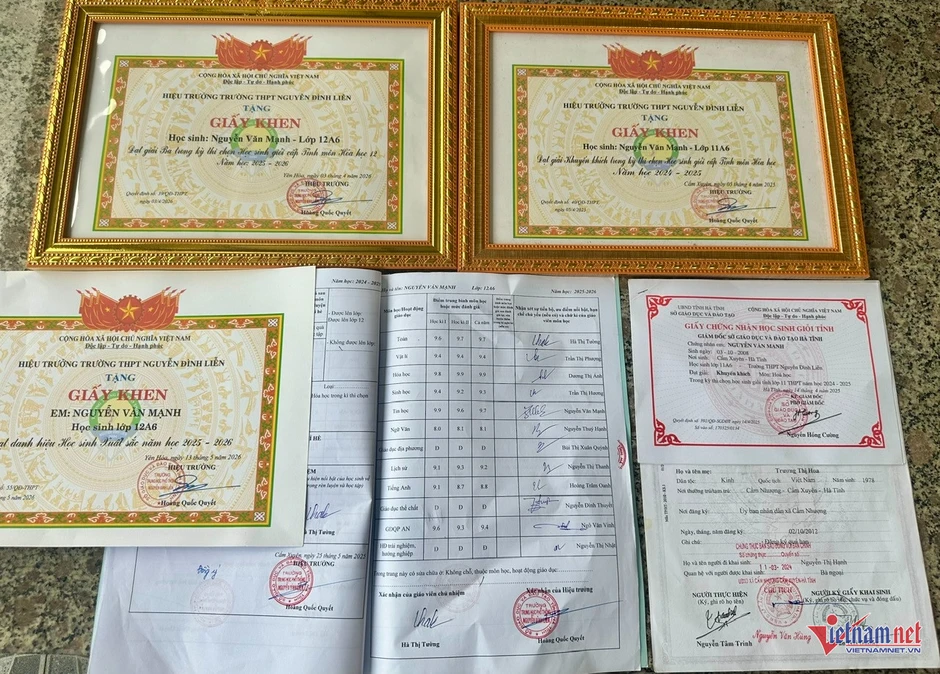 Mồ côi mẹ, bố mất tích, nam sinh Hà Tĩnh đạt 27 điểm lo chi phí vào đại học Mồ côi mẹ, bố mất tích, nam sinh Hà Tĩnh đạt 27 điểm lo chi phí vào đại học