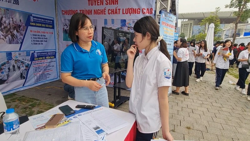 Mở lối lựa chọn sau phổ thông - Kỳ 2: Một ngày hội, nhiều tín hiệu mới Mở lối lựa chọn sau phổ thông - Kỳ 2: Một ngày hội, nhiều tín hiệu mới