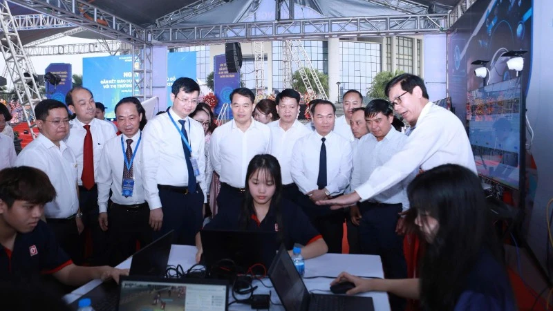 Mở lối lựa chọn sau phổ thông - Kỳ 2: Một ngày hội, nhiều tín hiệu mới Mở lối lựa chọn sau phổ thông - Kỳ 2: Một ngày hội, nhiều tín hiệu mới