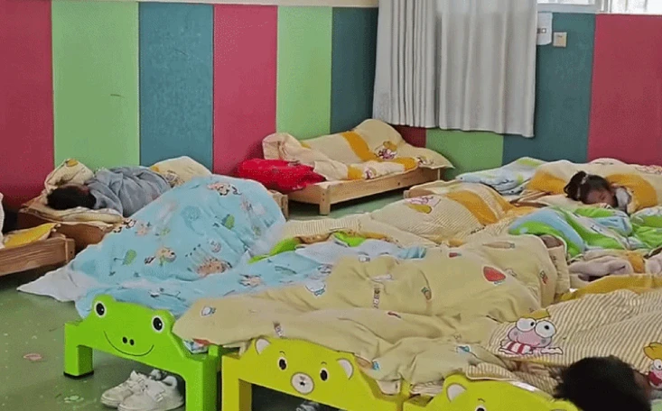Mới gửi con đi học vài ngày, mẹ nhận ngay đoạn video từ cô giáo: "Các bạn thì ngủ hết, còn bé nhà chị đây" Mới gửi con đi học vài ngày, mẹ nhận ngay đoạn video từ cô giáo: "Các bạn thì ngủ hết, còn bé nhà chị đây"