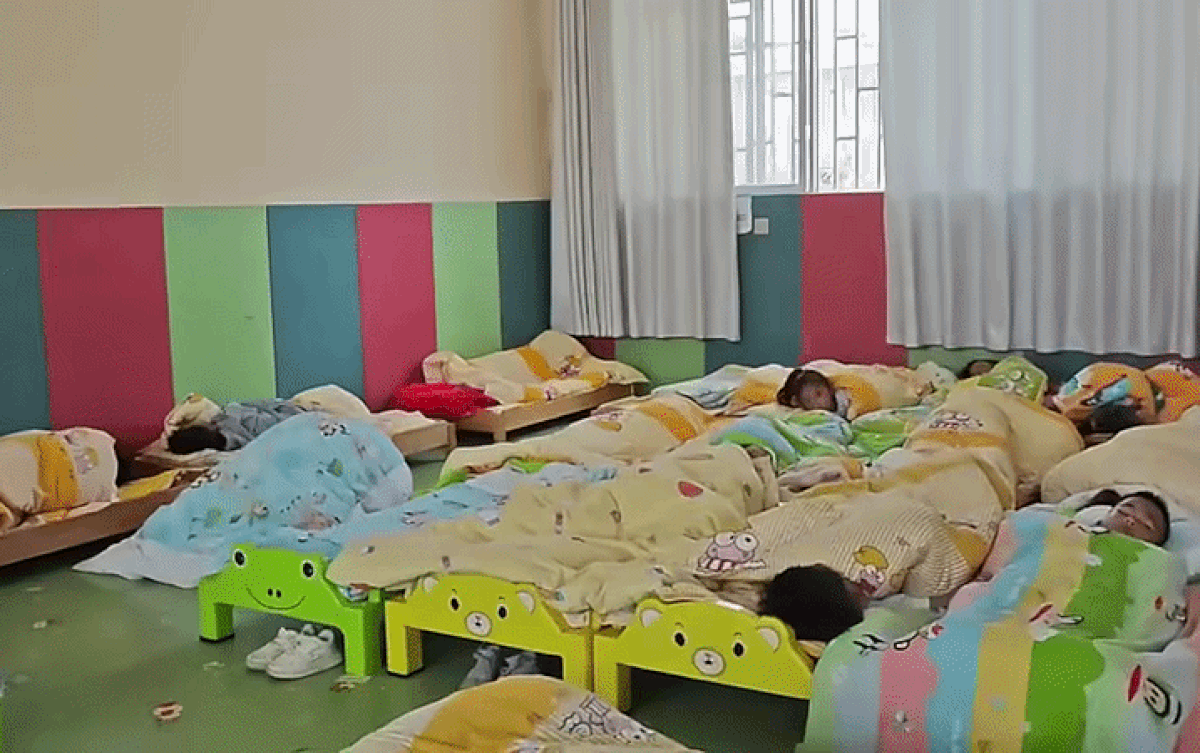 Mới gửi con đi học vài ngày, mẹ nhận ngay đoạn video từ cô giáo: "Các bạn thì ngủ hết, còn bé nhà chị đây" Mới gửi con đi học vài ngày, mẹ nhận ngay đoạn video từ cô giáo: "Các bạn thì ngủ hết, còn bé nhà chị đây"
