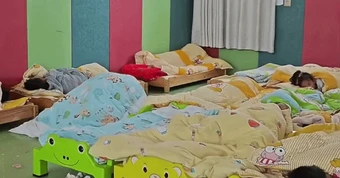 Mới gửi con đi học vài ngày, mẹ nhận ngay đoạn video từ cô giáo: "Các bạn thì ngủ hết, còn bé nhà chị đây"