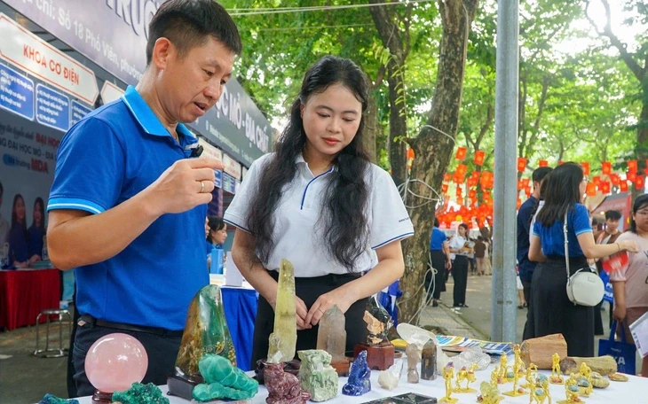 Mời thí sinh, phụ huynh tham dự Ngày hội Lựa chọn nguyện vọng xét tuyển đại học 2026 Mời thí sinh, phụ huynh tham dự Ngày hội Lựa chọn nguyện vọng xét tuyển đại học 2026