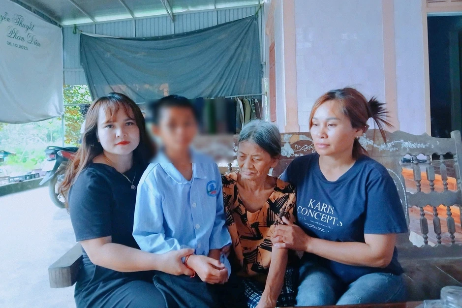 Món quà của thầy hiệu trưởng dành cho bé trai nghi bị bố và mẹ kế bạo hành Món quà của thầy hiệu trưởng dành cho bé trai nghi bị bố và mẹ kế bạo hành