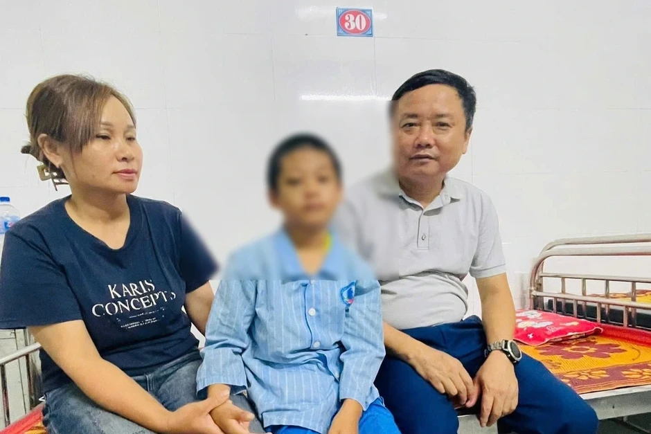 Món quà của thầy hiệu trưởng dành cho bé trai nghi bị bố và mẹ kế bạo hành Món quà của thầy hiệu trưởng dành cho bé trai nghi bị bố và mẹ kế bạo hành