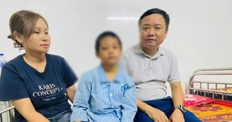 Món quà của thầy hiệu trưởng dành cho bé trai nghi bị bố và mẹ kế bạo hành
