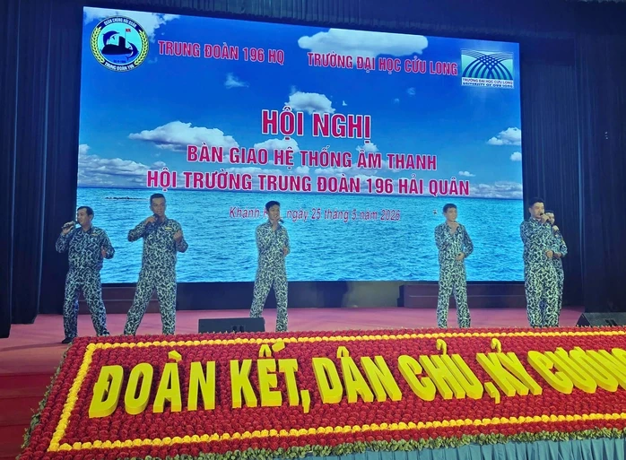 Món quà ý nghĩa của Trường Đại học Cửu Long dành cho Trung đoàn 196 Hải quân
