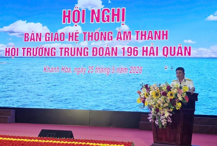 Món quà ý nghĩa của Trường Đại học Cửu Long dành cho Trung đoàn 196 Hải quân