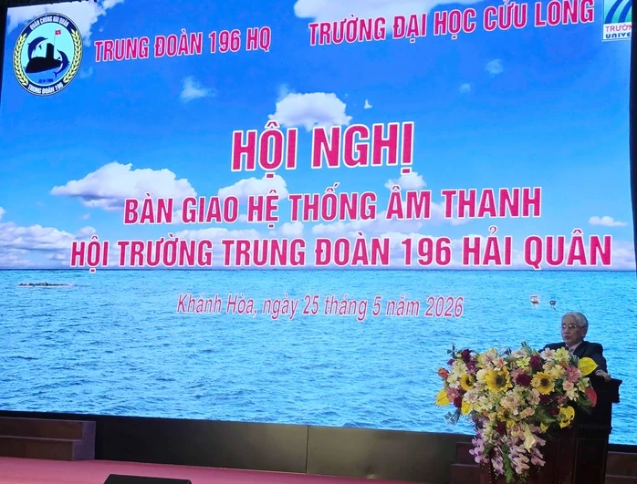 Món quà ý nghĩa của Trường Đại học Cửu Long dành cho Trung đoàn 196 Hải quân