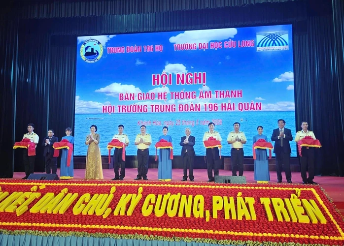 Món quà ý nghĩa của Trường Đại học Cửu Long dành cho Trung đoàn 196 Hải quân