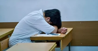 Một đề thi gây bão mạng từ năm ngoái đến tận năm nay: Nhiều em lớp 12 đọc đề xong bật khóc nức nở!