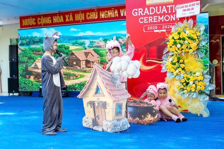 Một lễ bế giảng khiến cả khách mời cũng bị cuốn theo Một lễ bế giảng khiến cả khách mời cũng bị cuốn theo
