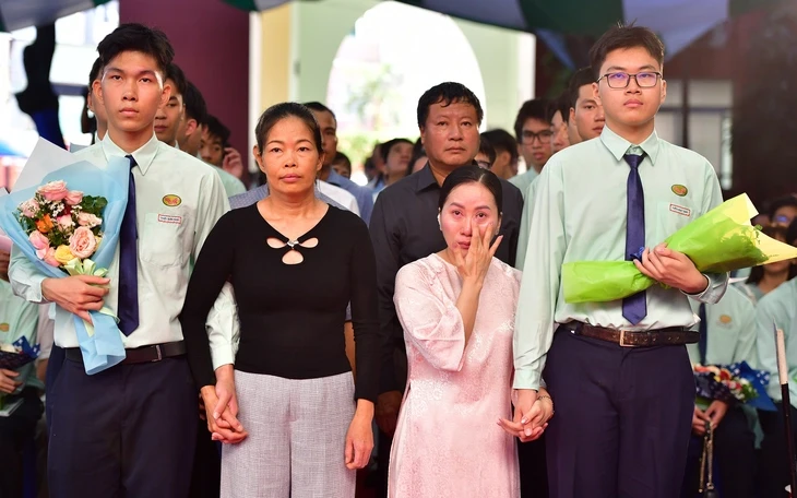 Một lễ bế giảng khiến cả khách mời cũng bị cuốn theo Một lễ bế giảng khiến cả khách mời cũng bị cuốn theo