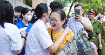 Một thay đổi dự kiến liên quan đến tuyển sinh lớp 10 tại Hà Nội được phụ huynh ủng hộ: "Nếu vậy sẽ bớt gánh nặng cho các con"