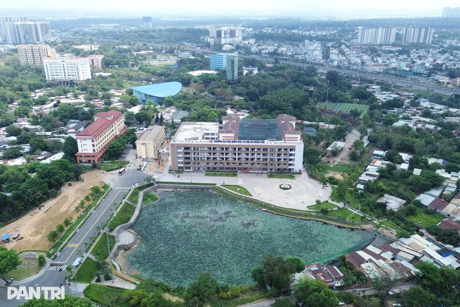 Một trường đại học ở TPHCM kẹt giữa hàng trăm hộ dân suốt 30 năm Một trường đại học ở TPHCM kẹt giữa hàng trăm hộ dân suốt 30 năm