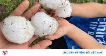 Mưa đá to gây hư hỏng nhà dân ở Phú Thọ