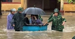 Mưa lớn ngập trường, bộ đội dùng thuyền thúng "giải cứu" học sinh