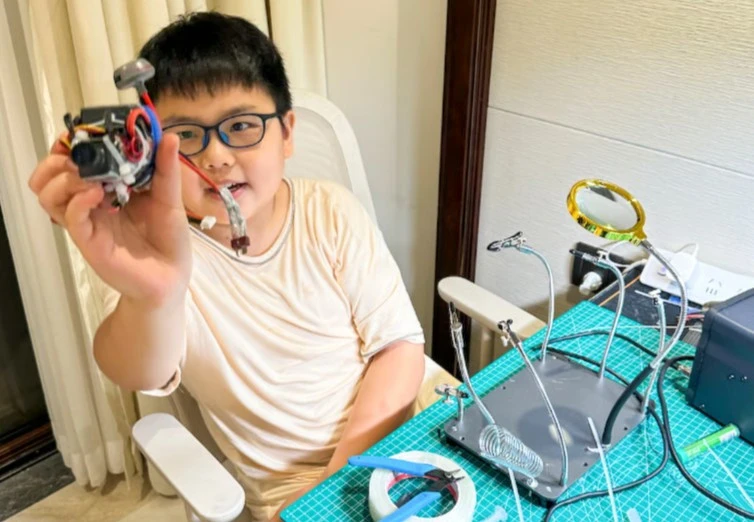 Nam sinh 14 tuổi gây chú ý khi 'tự chế' động cơ phản lực ngay trong phòng khách Nam sinh 14 tuổi gây chú ý khi 'tự chế' động cơ phản lực ngay trong phòng khách