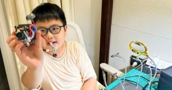 Nam sinh 14 tuổi gây chú ý khi 'tự chế' động cơ phản lực ngay trong phòng khách