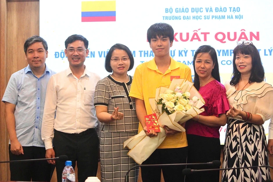 Nam sinh 17 tuổi làm nên lịch sử tại Olympic Vật lý quốc tế Nam sinh 17 tuổi làm nên lịch sử tại Olympic Vật lý quốc tế