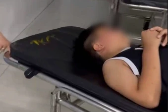 Nam sinh 9 tuổi nghi bị giáo viên dạy thêm đánh bầm mặt, ù tai