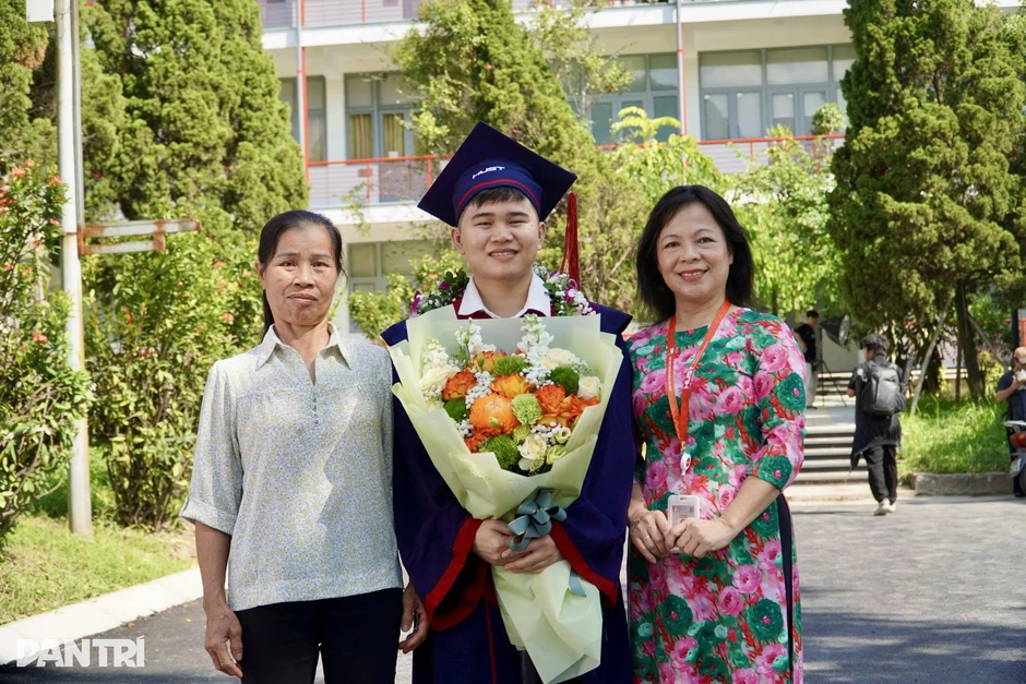 Nam sinh Bách khoa khiến nhiều người bật khóc ở lễ tốt nghiệp Nam sinh Bách khoa khiến nhiều người bật khóc ở lễ tốt nghiệp