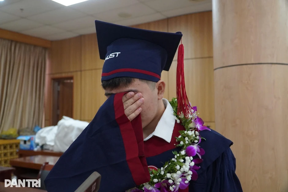 Nam sinh Bách khoa khiến nhiều người bật khóc ở lễ tốt nghiệp Nam sinh Bách khoa khiến nhiều người bật khóc ở lễ tốt nghiệp