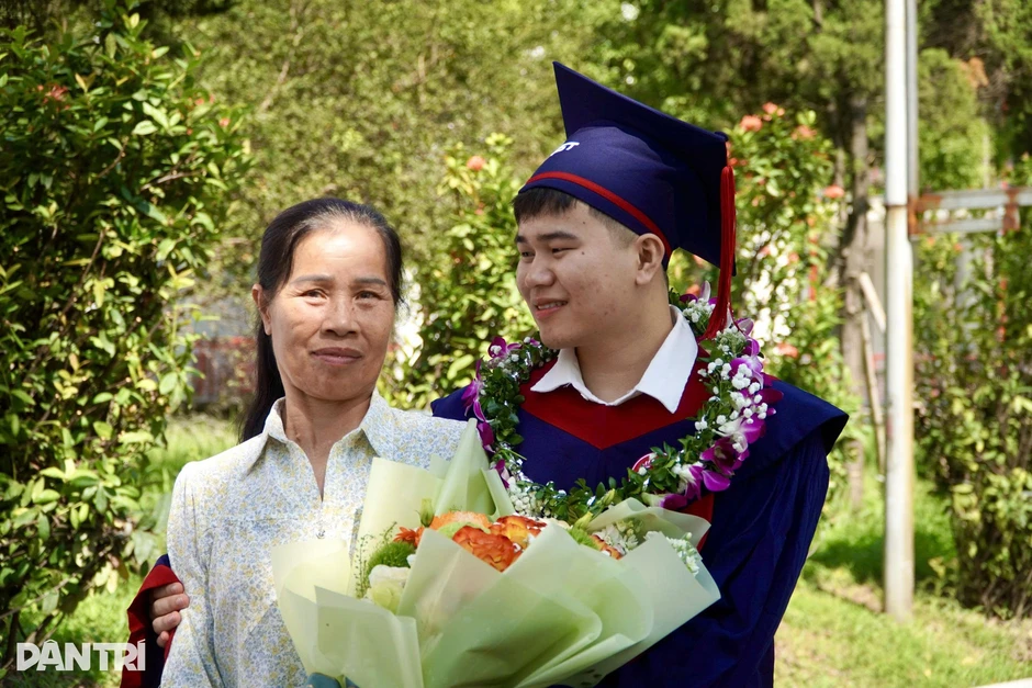 Nam sinh Bách khoa khiến nhiều người bật khóc ở lễ tốt nghiệp Nam sinh Bách khoa khiến nhiều người bật khóc ở lễ tốt nghiệp